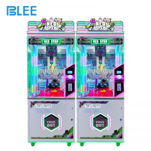 Interactive clip game machine with easy-to-use controls