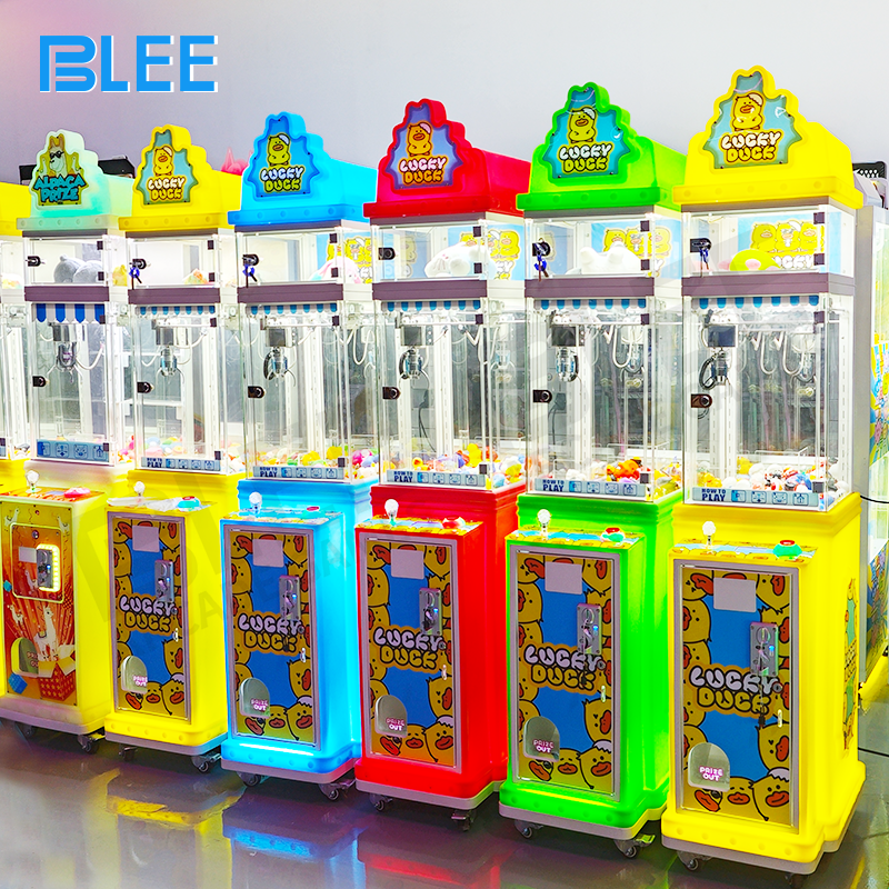 Mini claw arcade machine with customizable prizes