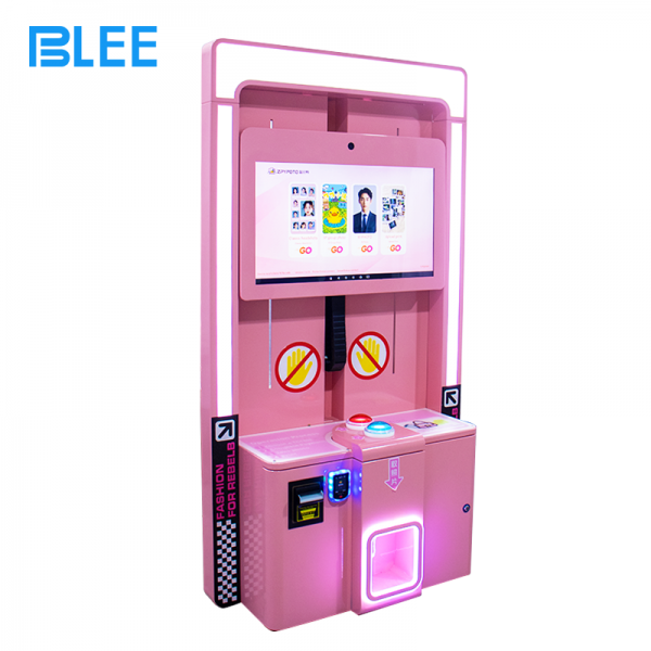 Self-service photo booth with lifting function