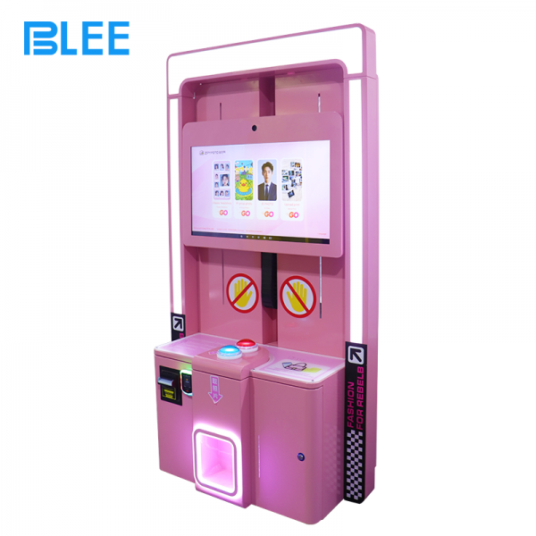 Self-service photo booth with lifting function