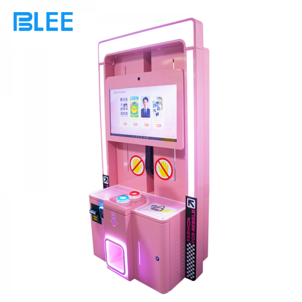 Self-service photo booth with lifting function