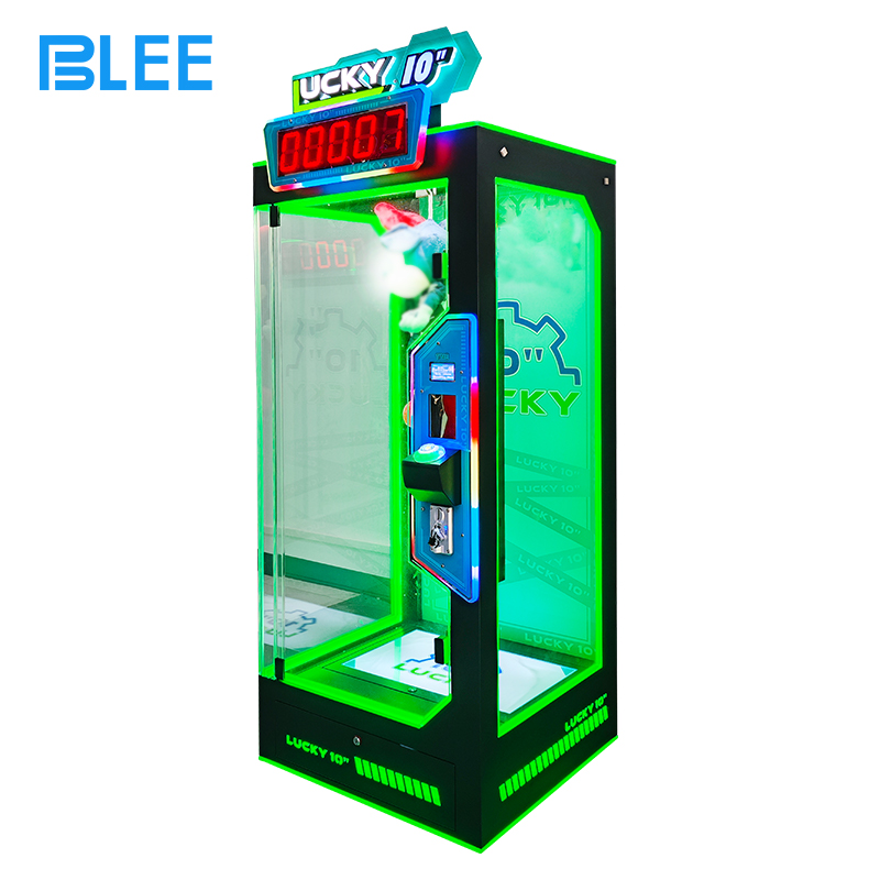 cut gift machine (2) Player cutting the string to win a prize