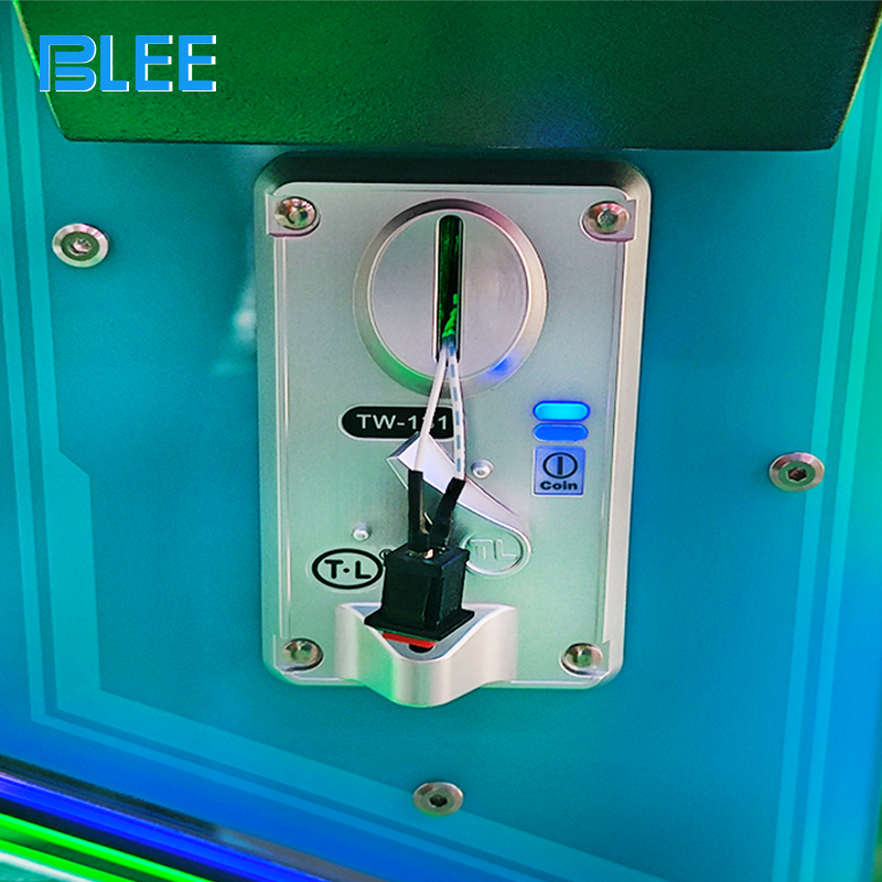 Arcade prize cutting machine cabinet with hanging gifts