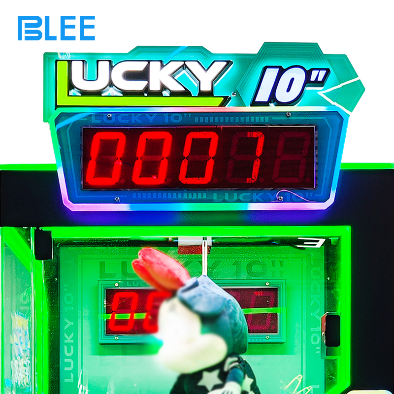 Arcade prize cutting machine cabinet with hanging gifts