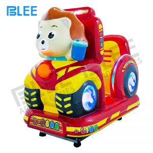 Multiple lion seats swinging in perfect synchronization