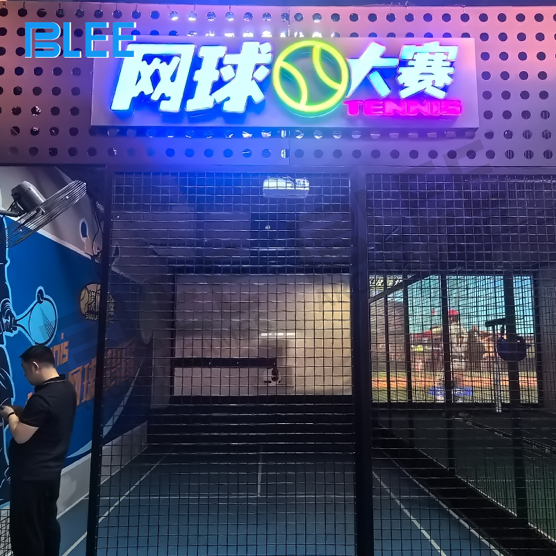 Durable impact-resistant projection screen withstanding continuous ball contact