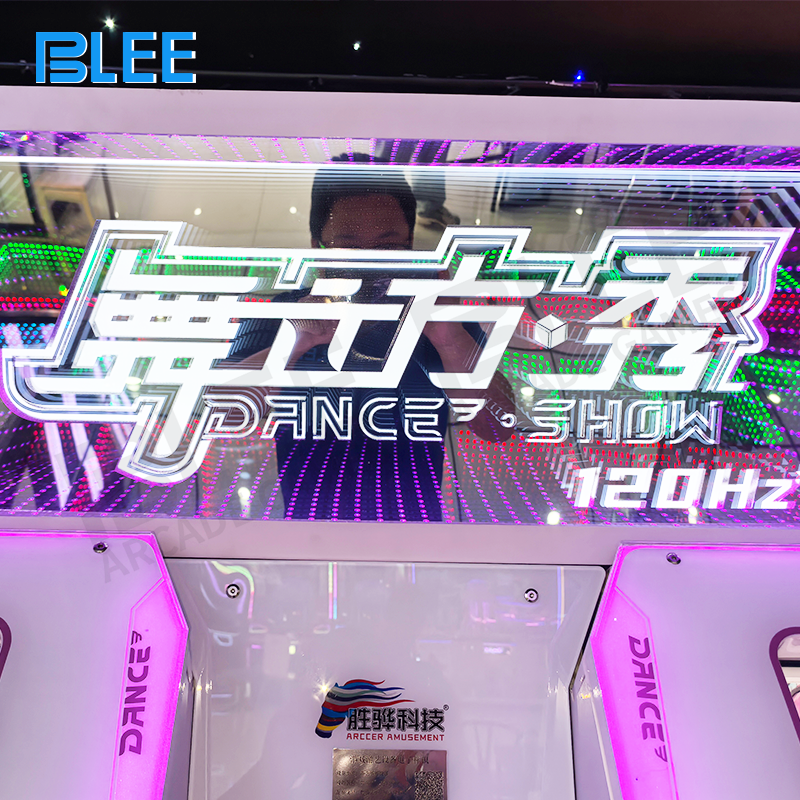 Real-time competitive interface displaying scores, rankings, and performance data