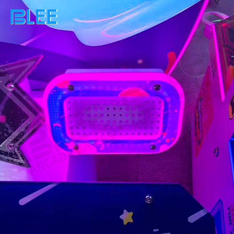 Protective wooden packaging configuration measuring 92x95x156cm with custom foam padding for screen protection