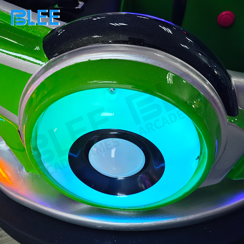 Top-down layout diagram showing the car's dimensions and turning radius.