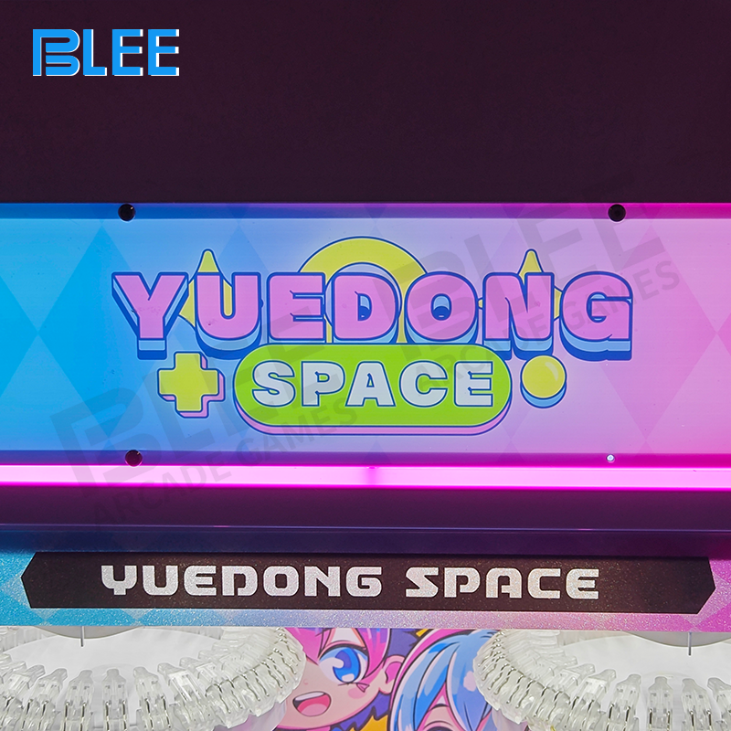 Detail shot of the two claws hovering over the shared pool of colorful prizes.