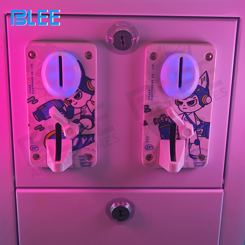 A collaborative moment as players angle their claws to jointly lift a prize.