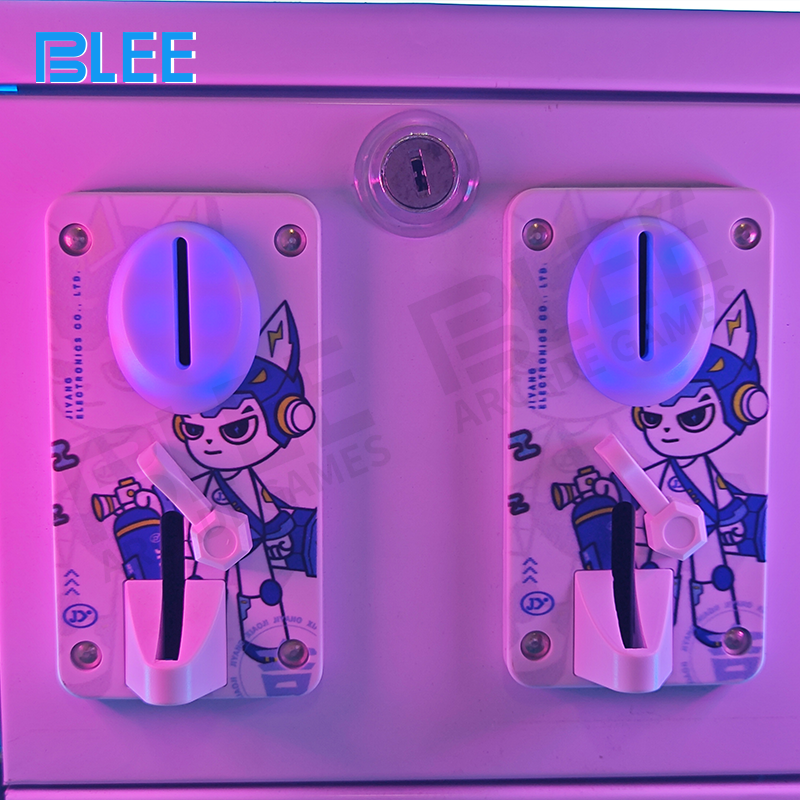 Close-up detail showing both claw mechanisms positioned for simultaneous operation