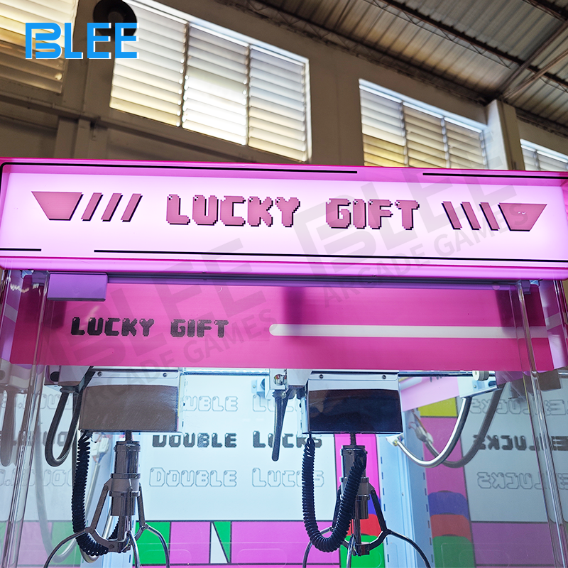 Dual claws executing a synchronized lift on a large premium prize item