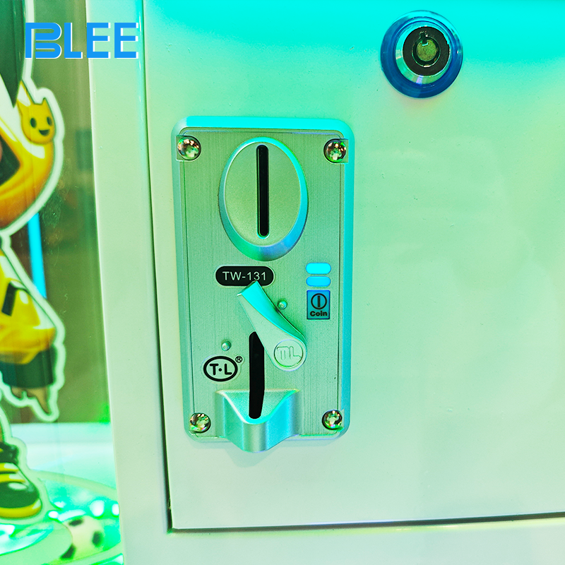 Close-up of the dynamic playfield showing steel balls in motion and interactive game elements.