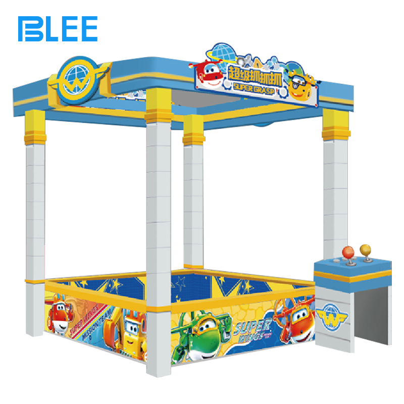 live claw experience Technical specifications panel showing universal voltage compatibility (110V-240V, 50-60Hz).