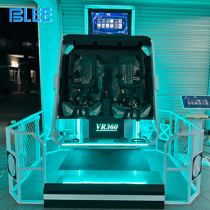 Full front view showcasing dual enclosed platforms, safety guardrails, Dapeng E3S headsets, and 32-inch spectator display.