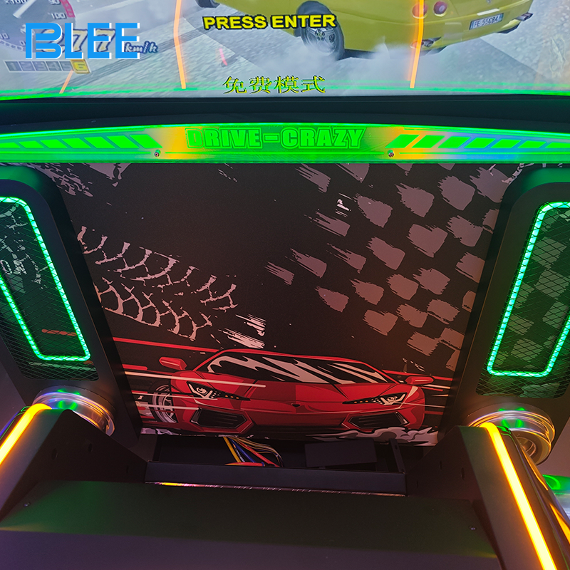 large-screen racing simulator (4) Close-up of the 55-inch high-definition display showing detailed vehicle reflections, track textures, and speedometer telemetry.
